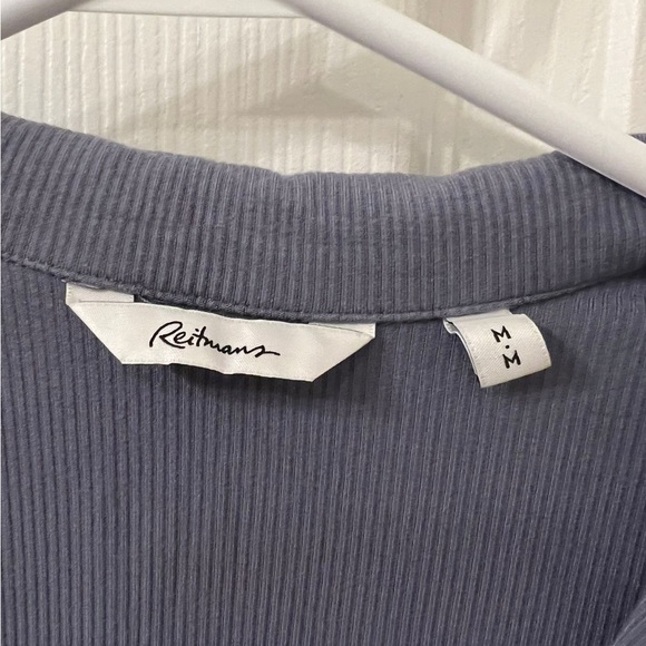Reitmans M Blouse Beautiful blouse comfortable.
Size M 90% Viscose 10% Elastane - Picture 3 of 4
